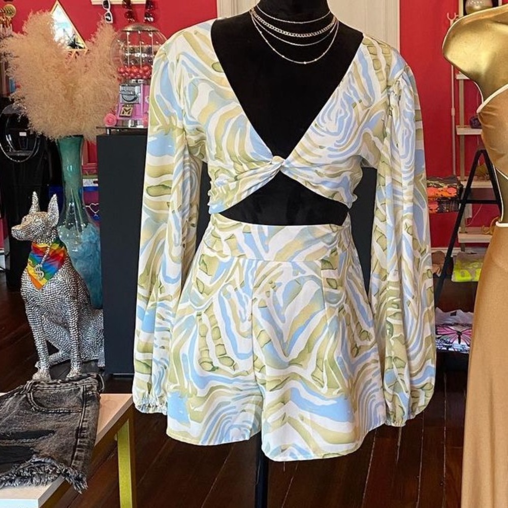 SET Flowy long sleeve crop top open back & matching shorts. Small Resortwear NWT - Picture 2 of 8